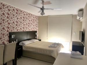a bedroom with a bed and a ceiling fan at Ivy in Resistencia