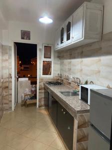 - une cuisine avec un évier et un comptoir dans l'établissement Mohammed V International Airport HOUSE, à Nouaseur