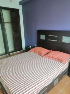 Een bed of bedden in een kamer bij Mohammed V International Airport HOUSE