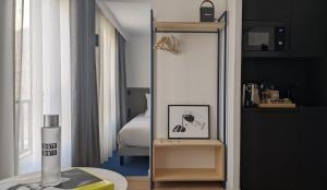 sypialnia z lustrem, łóżkiem i stołem w obiekcie Maison Juste w Marsylii