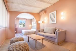 a living room with a couch and a table at La Bella Granada in Granada
