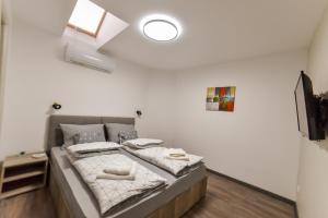 Postel nebo postele na pokoji v ubytování Apartmani Statik SD