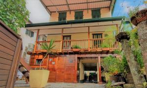 een groot huis met een balkon. bij Prins Hendrik Suites in Paramaribo