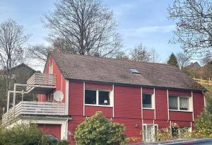 uma casa vermelha com um telhado vermelho em Haus Harzlich em Braunlage