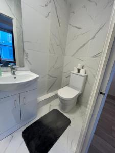 ブライトン＆ホーブにあるBrighton Studio Room newly refurbishedの白いバスルーム(トイレ、シンク付)
