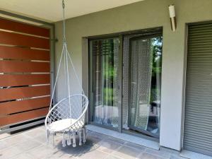 ein Schaukelstuhl auf der Veranda eines Hauses in der Unterkunft Na Grobli 014 in Breslau