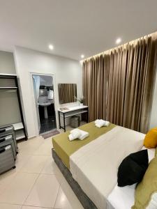 1 dormitorio con 1 cama grande y TV en Relax Apts Saranda, en Sarandë