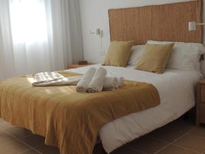 - une chambre avec un lit et des serviettes dans l'établissement View , Beach House , by MAHBOVILLAS, à Corralejo