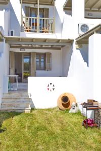 a white house with a yard with grass at To Pithari in Skiros