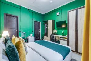a green bedroom with a bed and a desk at DomOtel Streshnevo in Moscow