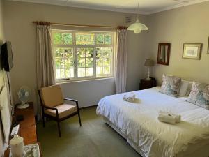 Una cama o camas en una habitación de Cedar Garden