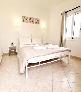Postel nebo postele na pokoji v ubytování Avra Rooms
