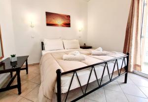 Postel nebo postele na pokoji v ubytování Avra Rooms