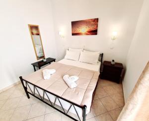 Postel nebo postele na pokoji v ubytování Avra Rooms