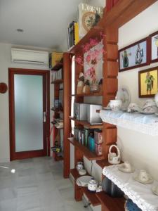 een kamer met boekenplanken en een deur in een kamer bij villa Getty in Cala en Forcat