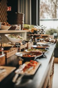 ワルシャワにあるエア ホテルの多くの料理を揃えたビュッフェ