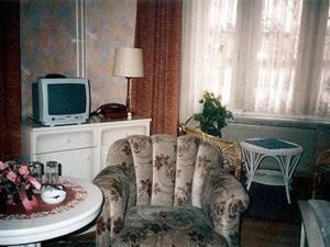 
a living room filled with furniture and a tv at Haus am Pfaffenteich in Schwerin
