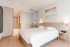 Llit o llits en una habitació de Starling Hôtel Résidence Genève