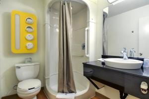 uma casa de banho com um WC e um lavatório em Motel 6-Westminster, CA - South - Long Beach Area em Westminster