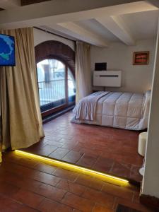 um quarto com uma cama num quarto com uma janela em Suite del Mercante em Mantova
