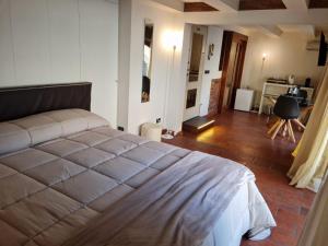 a bedroom with a large bed in a room at Suite del Mercante in Mantova