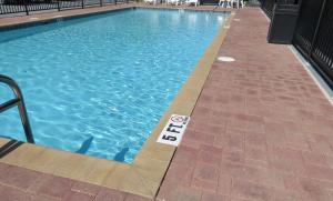 Piscina de la sau aproape de Travelodge by Wyndham Orlando at Heart of International Drive