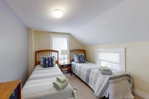Кровать или кровати в номере Firehouse Cottage