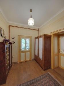 um quarto vazio com uma porta e uma janela em Mikin dol Baranja Country house em Draž