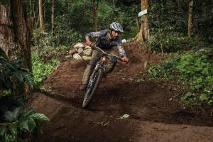 een man op een fiets op een zandpad bij Hotel La Palma y El Tucán in Zipacón