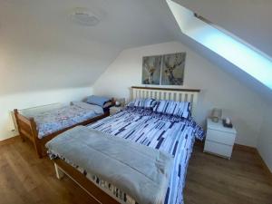 um quarto com 2 camas num sótão em Connemara Chalet em Galway