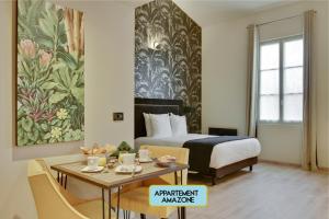 una camera d'albergo con letto, tavolo e sidro. di Villa Erizio, Bordeaux Centre a Bordeaux