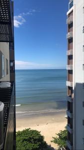 desde el balcón de un edificio con vistas a la playa en Apto Pé na Areia - Centro de Balneário Camboriú, en Balneário Camboriú
