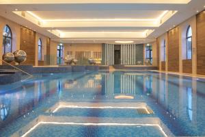 a large swimming pool in a hotel lobby at Westport Heights in Westport