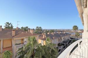 een balkon met uitzicht op de stad bij 058 - Parque y Playa 002 - comfortHOLIDAYS in Santa Pola
