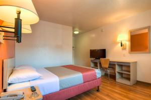 Voodi või voodid majutusasutuse Motel 6-Westminster, CA - South - Long Beach Area toas