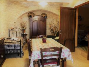 ein Esszimmer mit einem Tisch und 2 Stühlen in der Unterkunft Trullo di Giovannina Casa Vacanza in Alberobello