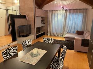 uma sala de estar com uma mesa e um sofá em Sweet Home em Concordia Sagittaria