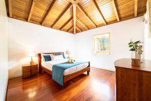 ポンテ・デ・リマにあるRiba Rio - Unique Nature Spotの木製の天井が特徴のベッドルーム1室(ベッド1台付)