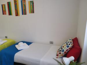 Posteľ alebo postele v izbe v ubytovaní Bnbook Trilo Mind Rho Trilocale con 2 camere e 2 bagni