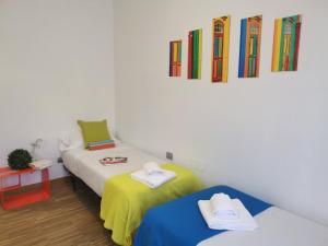 Posteľ alebo postele v izbe v ubytovaní Bnbook Trilo Mind Rho Trilocale con 2 camere e 2 bagni
