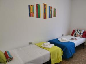Posteľ alebo postele v izbe v ubytovaní Bnbook Trilo Mind Rho Trilocale con 2 camere e 2 bagni