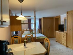 ein Hotelzimmer mit einem Esstisch und einem Schlafzimmer in der Unterkunft Ferienhaus Leeb in Patergassen