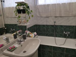 Kúpeľňa v ubytovaní Bnbook Trilo Mind Rho Trilocale con 2 camere e 2 bagni