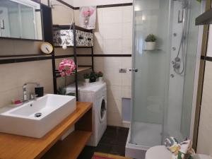 Kúpeľňa v ubytovaní Bnbook Trilo Mind Rho Trilocale con 2 camere e 2 bagni