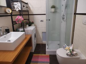 Kúpeľňa v ubytovaní Bnbook Trilo Mind Rho Trilocale con 2 camere e 2 bagni