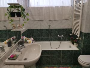 Kúpeľňa v ubytovaní Bnbook Trilo Mind Rho Trilocale con 2 camere e 2 bagni