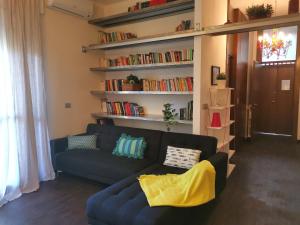 Posedenie v ubytovaní Bnbook Trilo Mind Rho Trilocale con 2 camere e 2 bagni