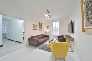 a living room with a couch and a chair at La Maison d'Hera in Vierzon