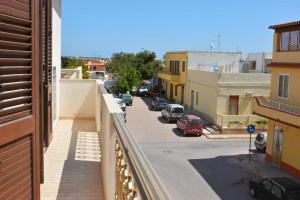 ランペドゥーザにあるGRANDI APPARTAMENTI ANFOSSIのバルコニーから市街の景色を望めます。