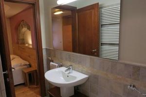 Pensione Albergo Diffuso Ceaglio Valle Maira的一间浴室